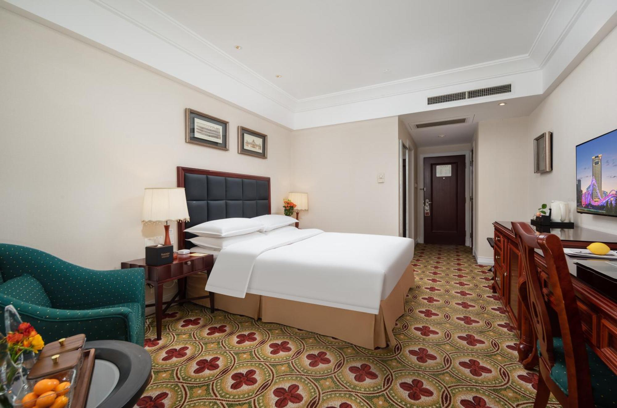 Ramada Plaza Optics Valley Hotel Ухан Екстериор снимка