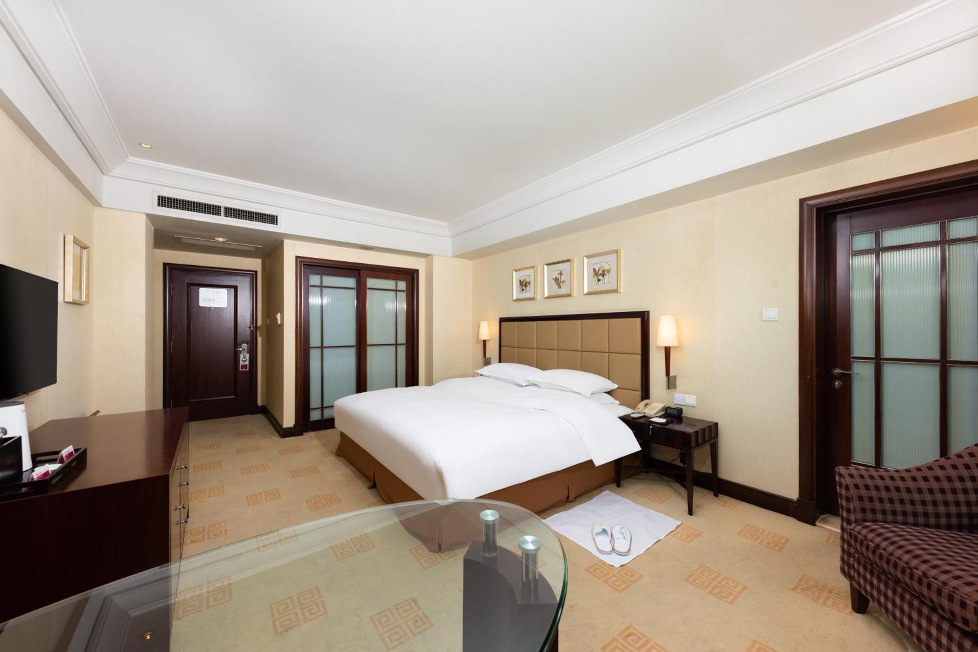 Ramada Plaza Optics Valley Hotel Ухан Екстериор снимка