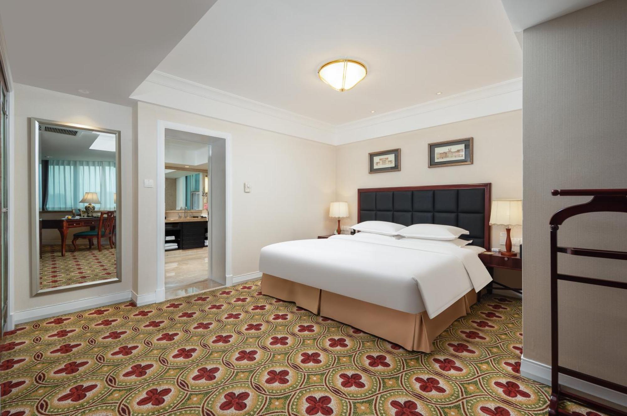 Ramada Plaza Optics Valley Hotel Ухан Екстериор снимка