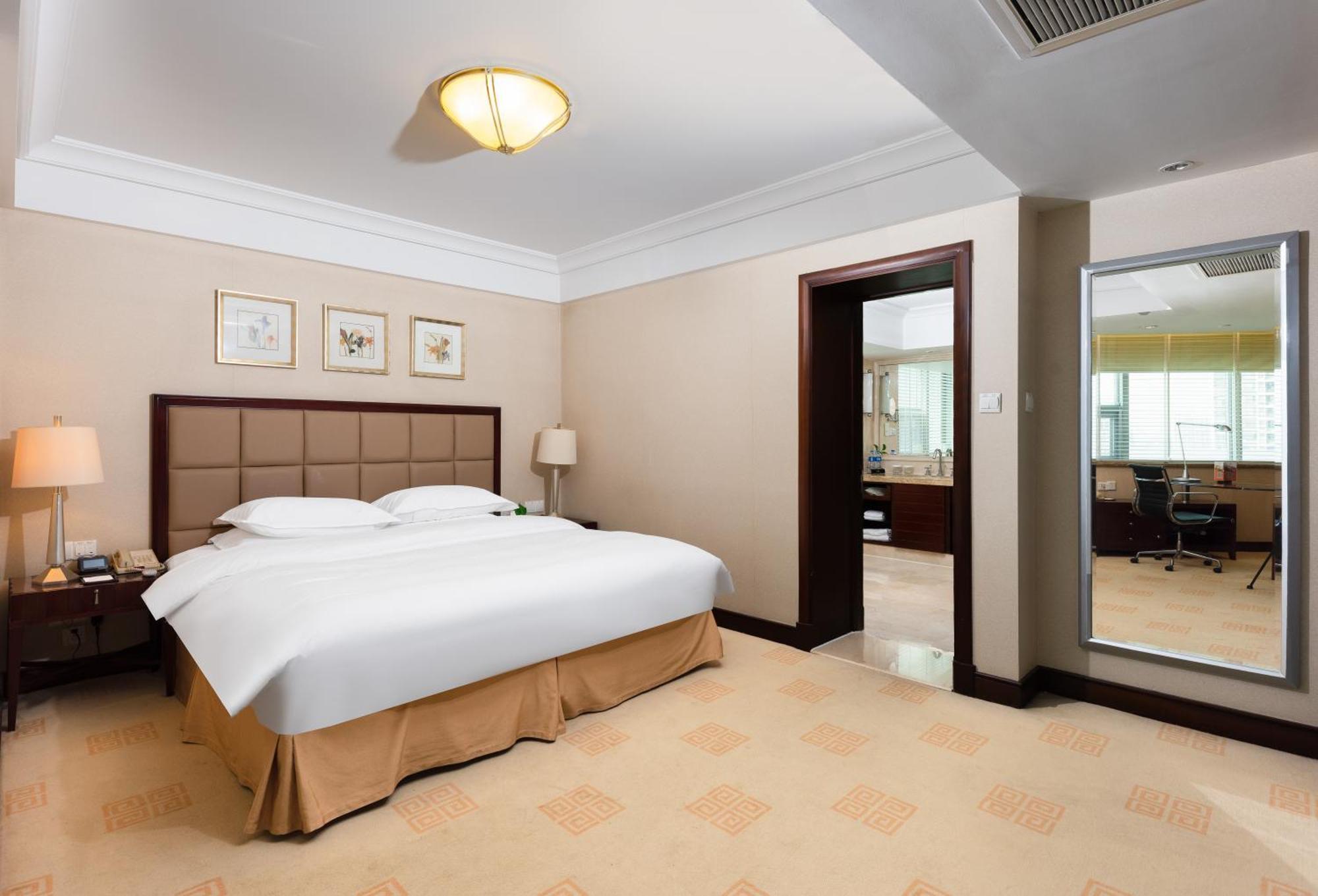 Ramada Plaza Optics Valley Hotel Ухан Екстериор снимка