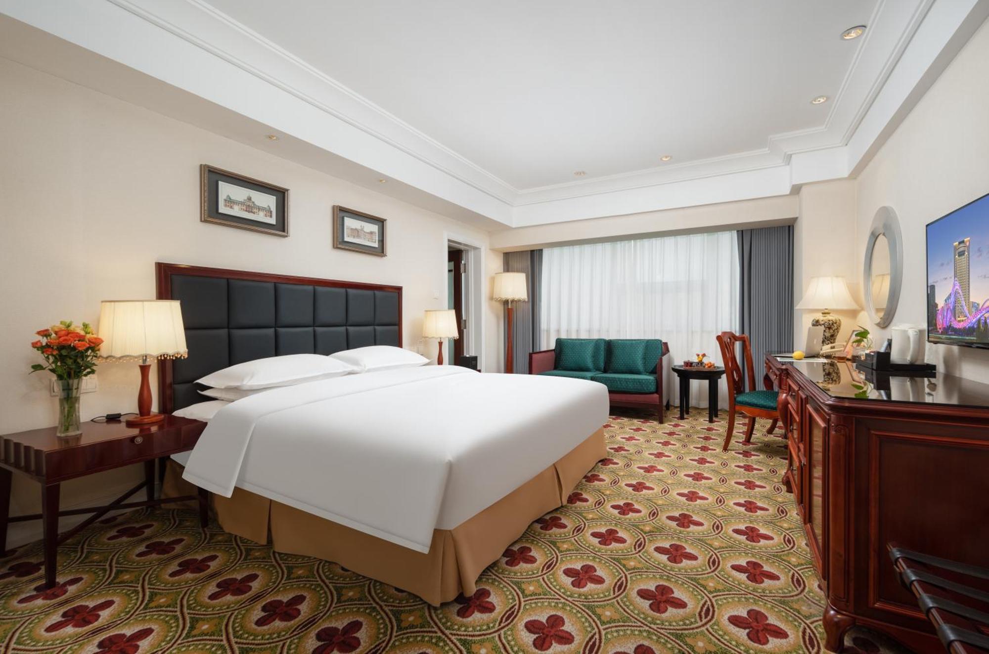 Ramada Plaza Optics Valley Hotel Ухан Екстериор снимка